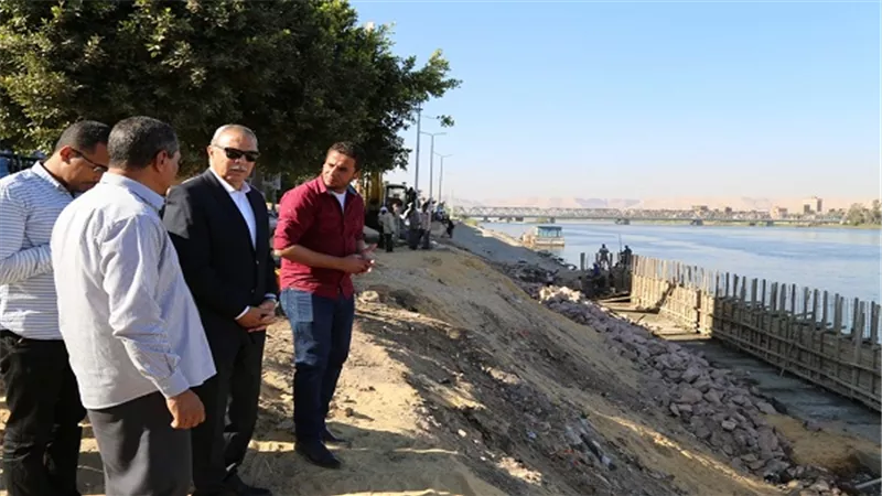 محافظ قنا يتابع الأعمال الإنشائية بالمرسي السياحي بمدينة نجع حمادي