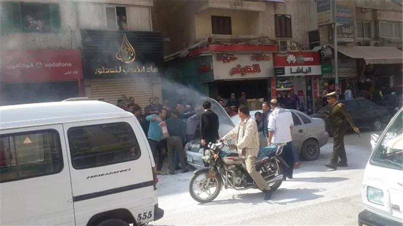 إشتعال سيارة يتسبب في فزع الأهالي بمدينة بنها