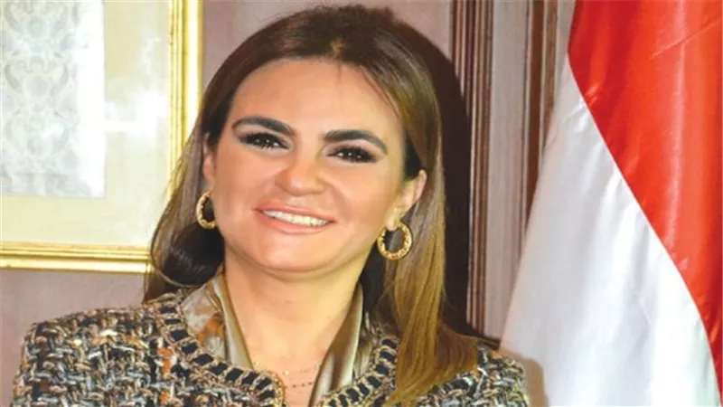 وزيرة الاستثمار والتعاون الدولي تكرم 3 موظفين بمركز خدمات المستثمرين وفروعه