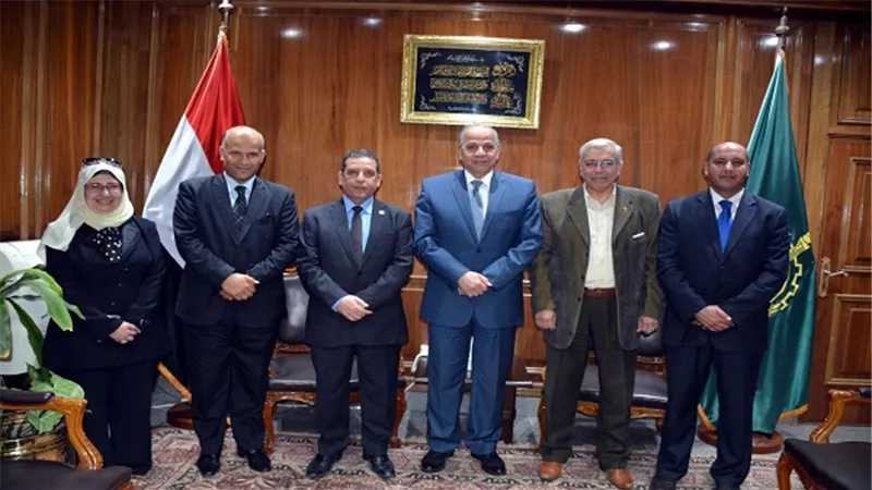 محافظ القليوبية يستقبل مدير الأكاديمية المهنية للمعلمين لبحث سير العمل بها