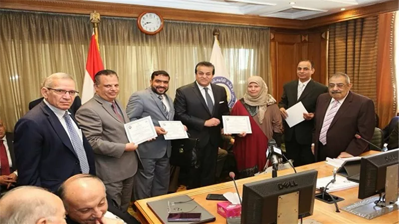 عبد الغفار يسلم جوائز التميز للفائزين فى المسابقة الوطنية لأفضل أبحاث ماجستير ودكتوراه فى مجال الهندسة