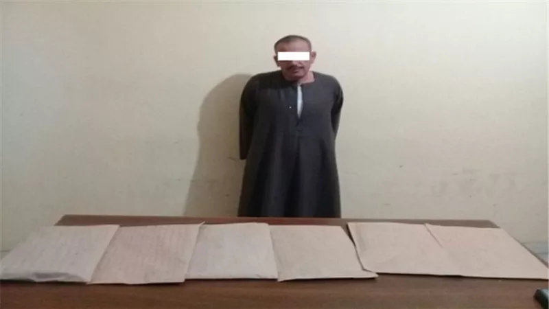 ضبط شخصين لقيامهما بمحاولة إنهاء تراخيص سيارات بدون بيانات بإستخدام مستندات ومحررات مزورة 