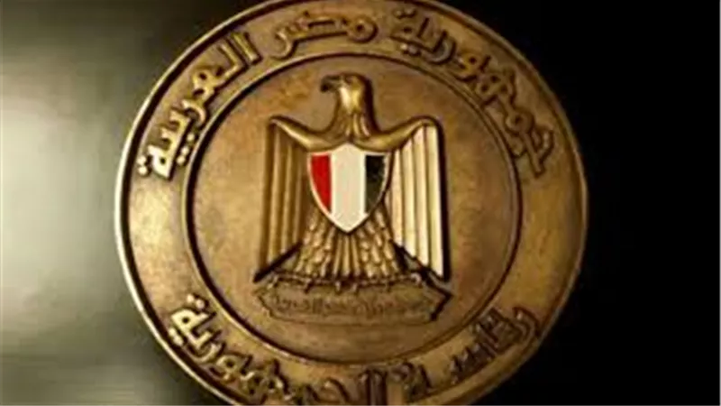عامل ينتحل صفة مستشار رئيس الجمهورية.. هل نصب على أحد؟