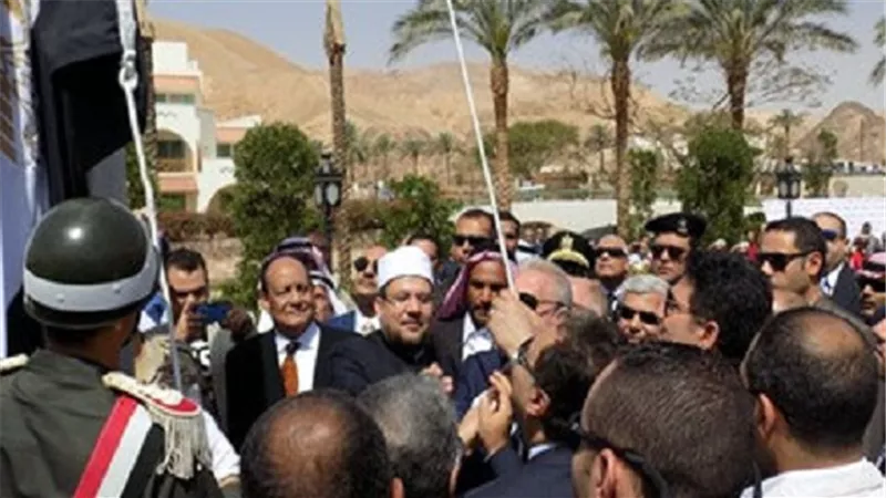 وزير الأوقاف يشارك في رفع العلم المصري بطابا اليوم
