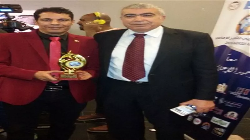 تكريم الشاعر دسوقى فتحى بمهرجان التميز الاعلامى عن أغنية 