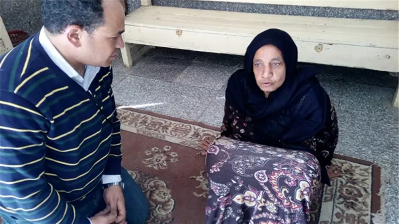 التدخل السريع ينقذ مسنه بلا مأوي تمشي على ركبتها ويديها من أمام مسجد الإمام الحسين