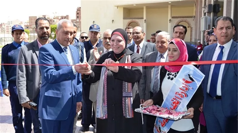 بالصور.. محافظ السويس ورئيس جهاز التنمية يفتتحان معرض الجهاز المشروعات المتوسطة  