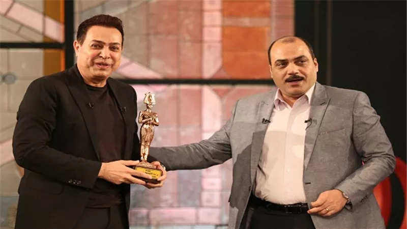 بالصور.. الباز يحتفل بالنجم حكيم ويهديه أوسكار على قناة المحور