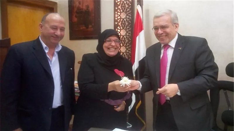 وكيل تعليم القليوبية يستقبل موظفات الديوان بباقات الورود احتفالا بعيد الأم