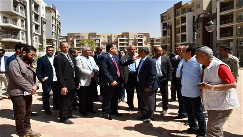 وزير الإسكان يتفقد مشروعى 