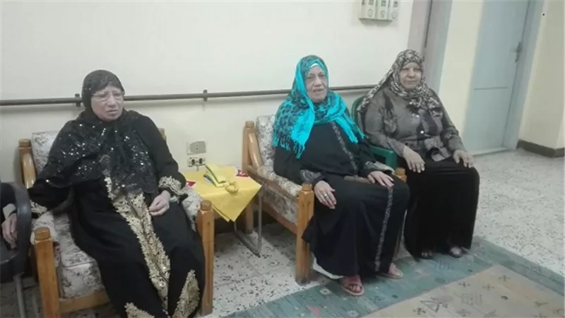 مؤسسة واحد من الناس تُكرم أمهات بدار مسنين احتفالاً بعيد الام