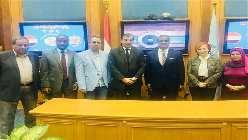 التعليم تُعقد ندوة عن الجرائم الإلكترونية ومخاطر الإنترنت عبر شبكات الفيديو كونفرانس