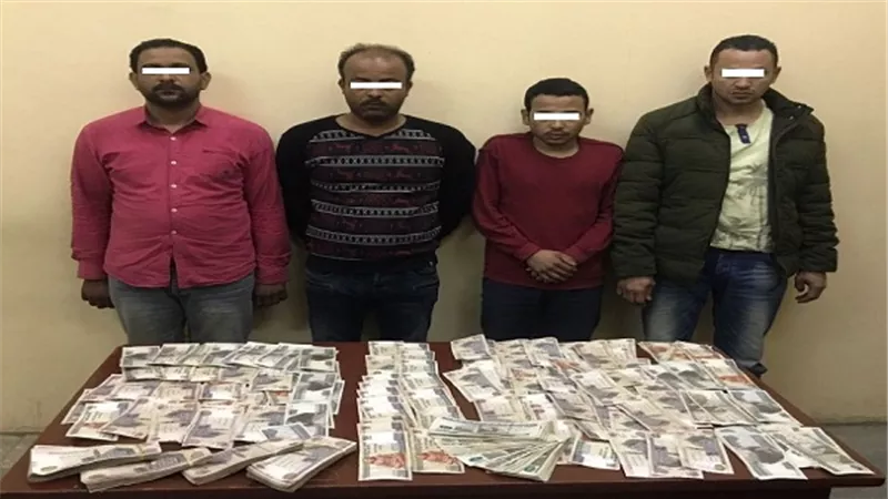 ضبط عناصر تشكيل عصابى تخصص فى إرتكاب جرائم تتبع وسرقة رواد البنوك 