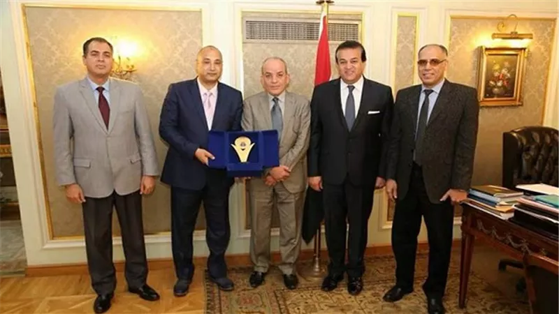 وزير التعليم العالى يكرم مدير التعليم الخاص