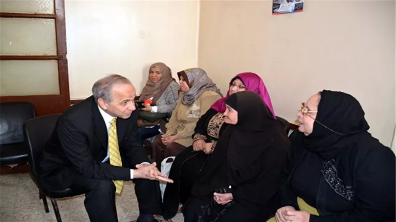 محافظ القليوبية يشارك أمهات دار المسنين الاحتفال بعيد الأم
