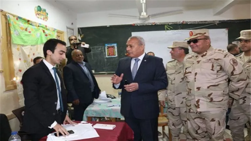 محافظ السويس وقيادات الجيش والشرطة يتفقدون اللجان الانتخابية