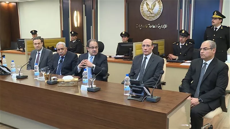 وزير الداخلية يتفقد تأمين سير العملية الإنتخابية من غرفة العمليات الرئيسية