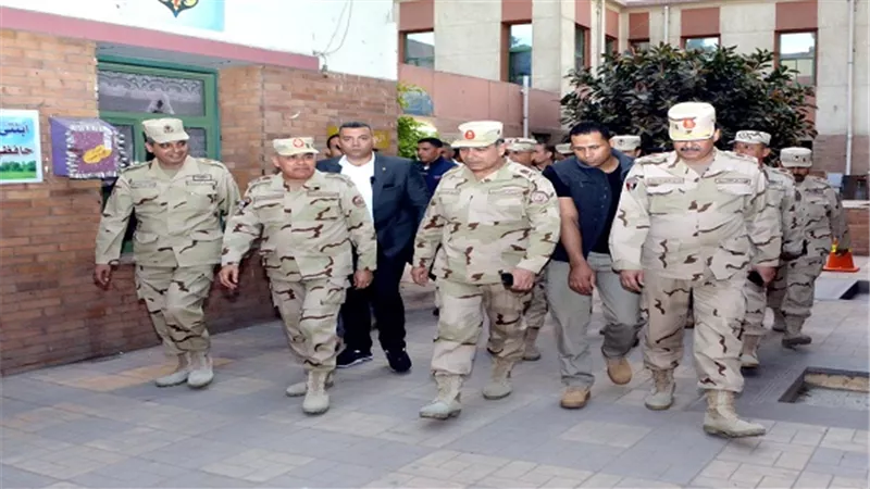 وزير الدفاع يتفقد اللجان الانتخابية بالدقى والعجوزة