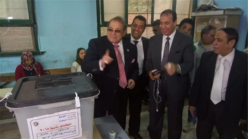 حسن راتب يدلي بصوته ويؤكد أن مصر في عيد الواجب الوطني 