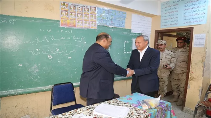 محافظ قنا يتفقد لجنتي المدرسة الفندقية ومدرسة السلام الابتدائية بمدينة قنا
