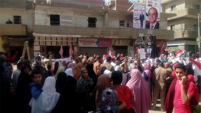 بالصور.. إقبال كبير من السيدات علي الإنتخابات بكفر شكر
