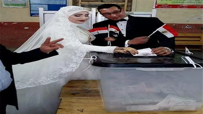 عروسان يدليان بأصواتهم داخل لجنة بشبرا الخيمة