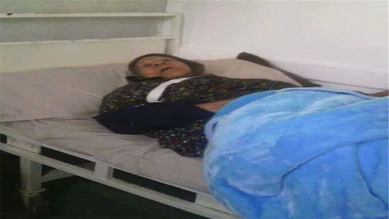 مسنة تدلي بصوتها رغم إصابتها بكسور بلجنة بكفر شكر