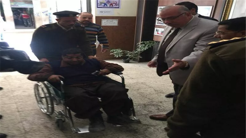مدير أمن القليوبية يساعد شاب من ذوي الإحتياجات الخاصة للإدلاء بصوته