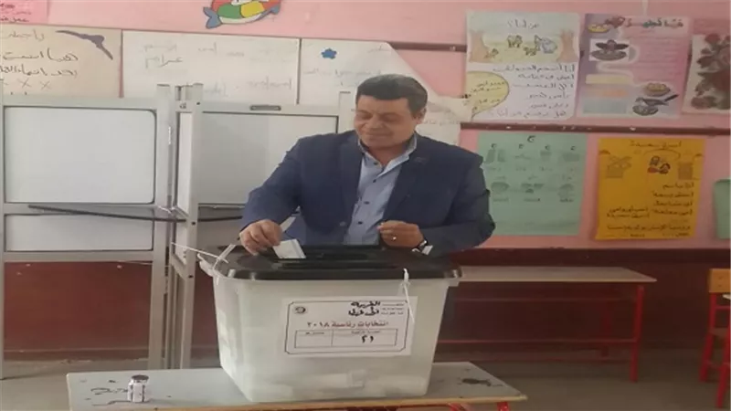 بالصور.. سكرتير عام نقابة الإعلاميين يدلى بصوته ويؤكد أن المشاركة بالانتخابات واجب وطنى مقدس