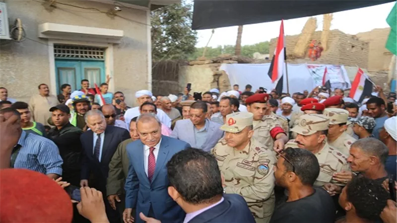 محافظ قنا ومساعد قائد الجيش الثالث يواصلان متابعة سير العملية الانتخابية