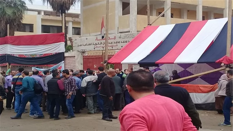 بالصور.. لجان شبرا الخيمة تشهد اصطفاف طوابير من المواطنين