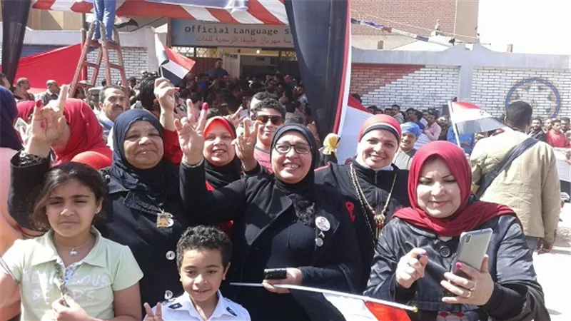 أرملة الشهيد عادل رجائي تدلي بصوتها في الانتخابات بالعبور