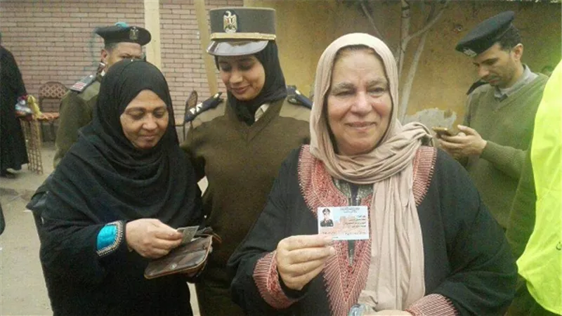 امن القليوبية يصطحب المسنين للإدلاء بأصواتهم في الانتخابات ببنها