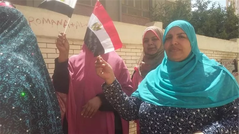 بالصور.. قومى المرأة بالسويس يحشد السيدات امام اللجان الانتخابية