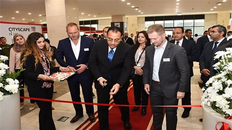 وزير الإسكان يفتتح معرض 