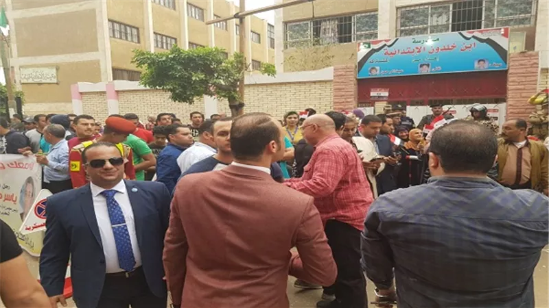 بالصور .. وزير الدفاع يتفقد عدد من اللجان ببنها