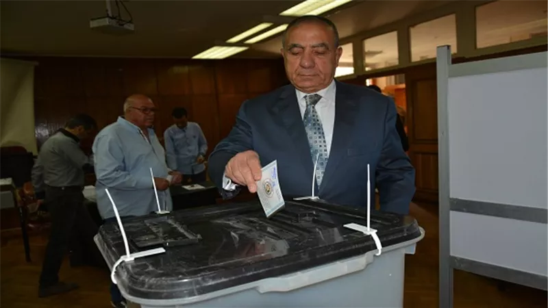 وزير التنمية المحلية يدلى بصوته فى لجنة كلية البنات بمصر الجديدة 