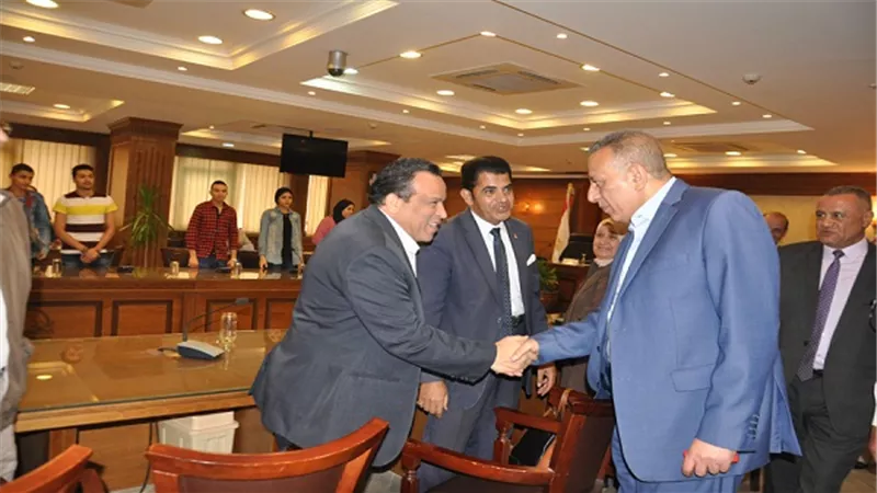محافظ الجيزة يستقبل عدد من المدرسين والطلاب المشاركين فى مبادرة 