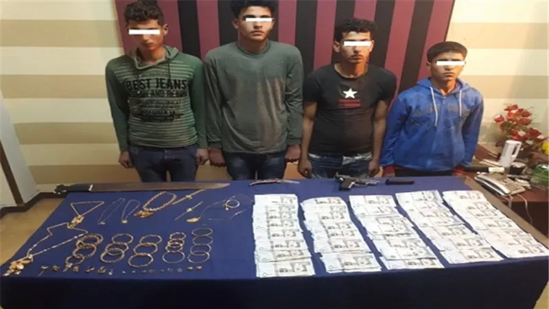 ضبط 4 أشخاص لقيامهم بإرتكاب واقعة سرقة مبلغ مالى ومشغولات ذهبية