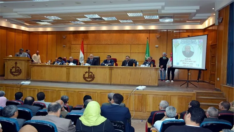 محافظ القليوبية يكرم السكرتير العام لبلوغة سن المعاش ويهديه درع المحافظ