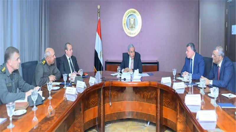 قابيل يبحث تطورات العمل داخل مدينة الأثاث الجديدة بدمياط