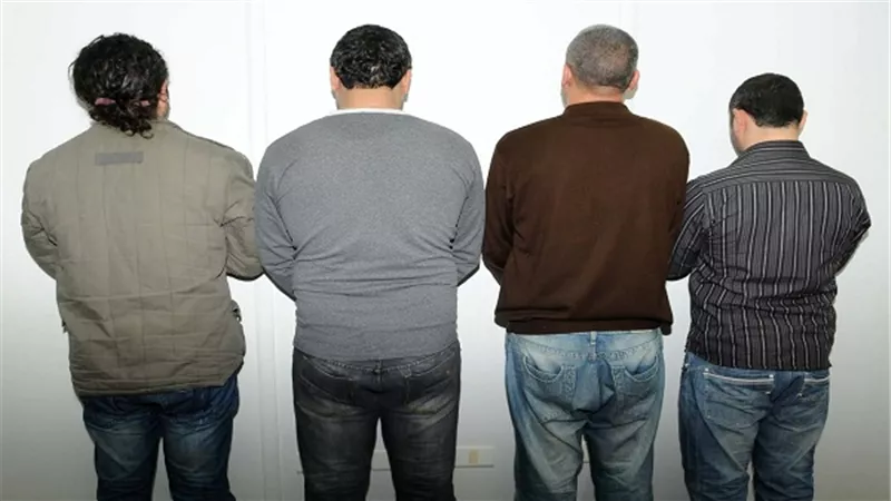 القبض على أربع أشخاص لقيامهم بالتنقيب عن الآثار داخل منزل مهجور بالقناطر