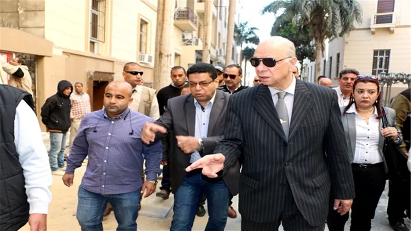محافظ القاهرة يتفقد أعمال تطوير منطقة البورصة