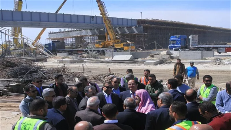 عرفات في جولة تفقدية لمتابعة أعمال تنفيذ مشروعات الطرق في غرب الإسكندرية 