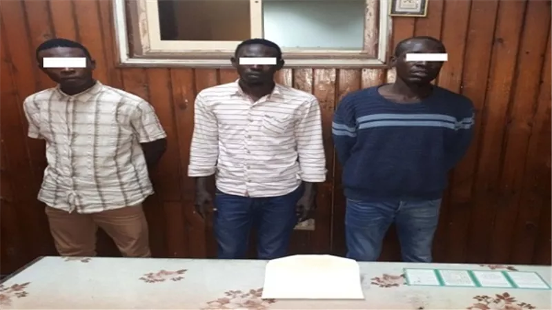 ضبط 3 أشخاص يحملون جنسية إحدى الدول الإفريقية حال محاولتهم سرقة مبلغ مالى من إحدى المواطنات 
