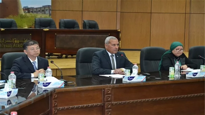 بالصور.. محافظ السويس وقنصل الصين يؤكدان على تعزيز العلاقات المشتركة ودعم الاقتصاد المصري