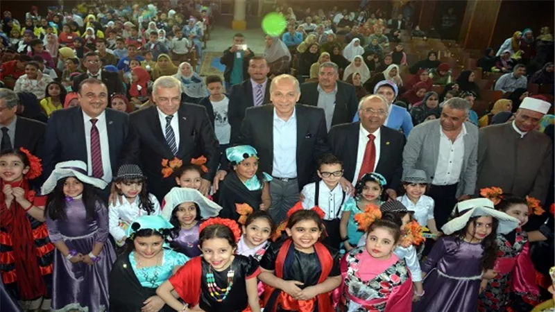 بالصور.. محافظ القليوبية يكرم 200 طالب في حفل يوم الوفاء