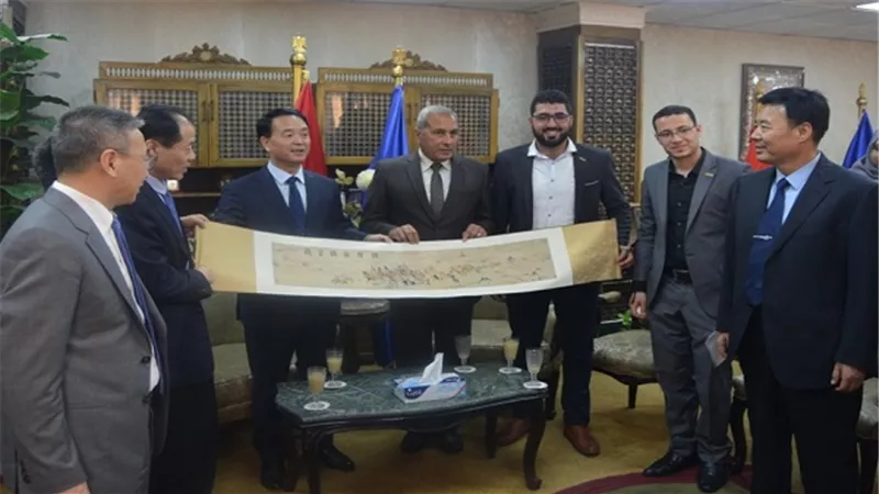بالصور .. محافظ السويس يستقبل نائب محافظ مقاطعة شيان الصينية والوفد المرافق له