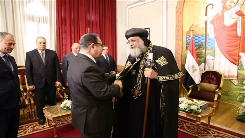 وزير الداخلية وقيادات الوزارة يهنئون قداسة البابا تواضروس الثانى بمقر الكاتدرائية بالعباسية