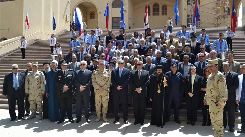 بالصور.. محافظ  السويس وقيادات الجيش والشرطة يهنئون اقباط المحافظة بعيد القيامة المجيد